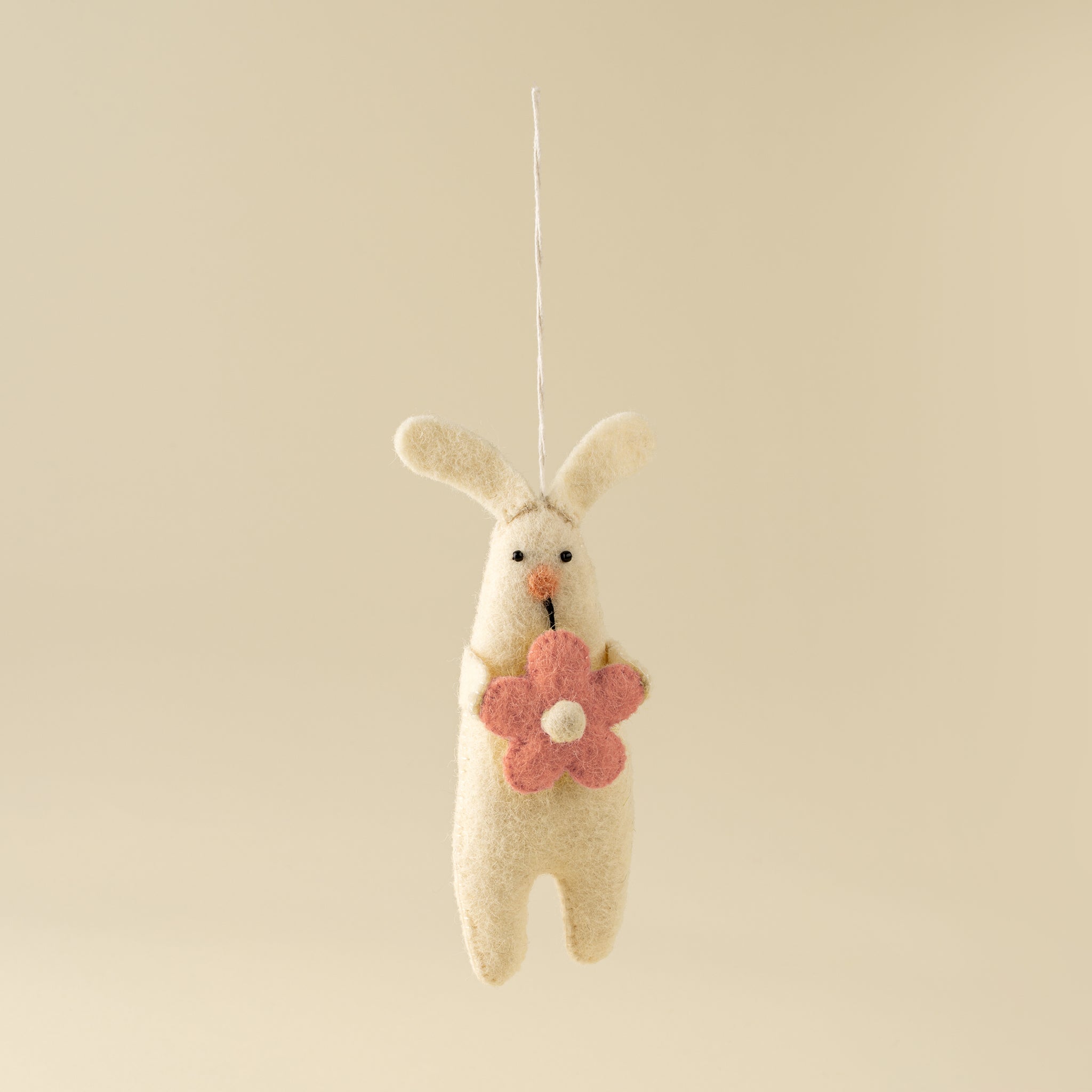 Lapin blanc feutrine Fleur Rose Indaba Trading décoration Pâques printemps suspendue cute mode tendance pastel