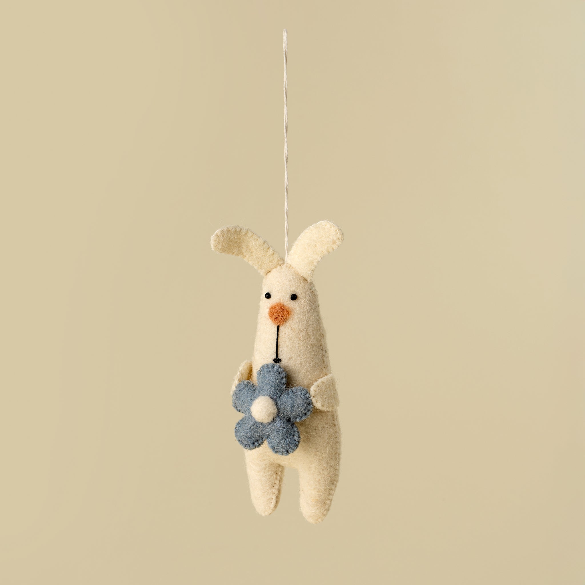 Lapin blanc feutrine Fleur Bleue Indaba Trading décoration Pâques printemps suspendue cute mode tendance pastel