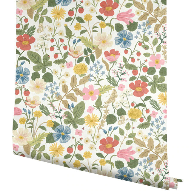 papier peint Rifle Paper co. champs de fraises blanc