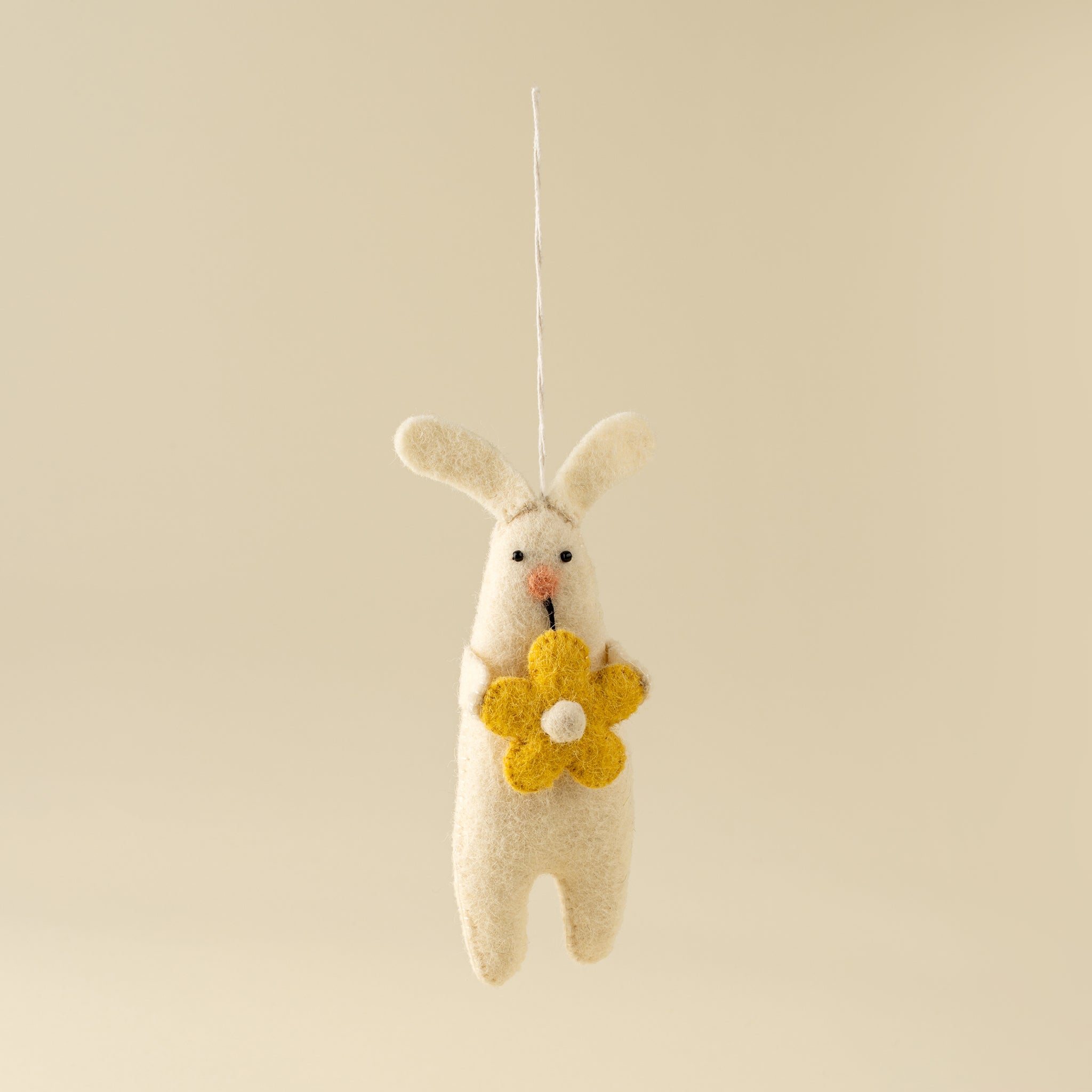 Lapin blanc feutrine Fleur Jaune Indaba Trading décoration Pâques printemps suspendue cute mode tendance pastel 