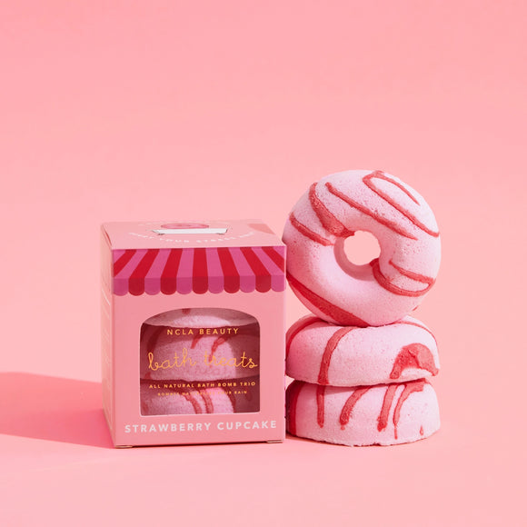3 bombes de bain en forme de beignet de NCLA Beauty odeur fraises cupcake 